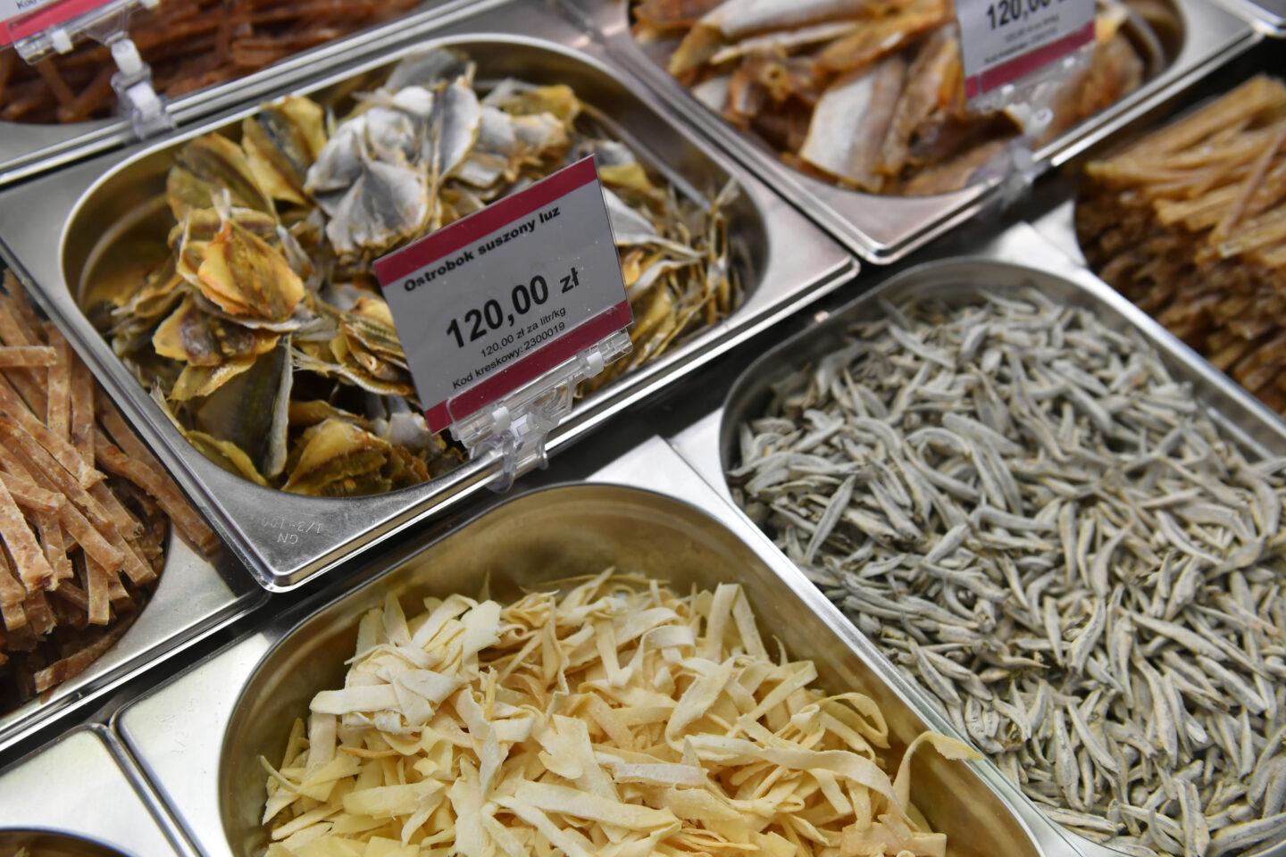 Stoisko z rybami i owocami morza w jednym z polskich sklepów Best Market.