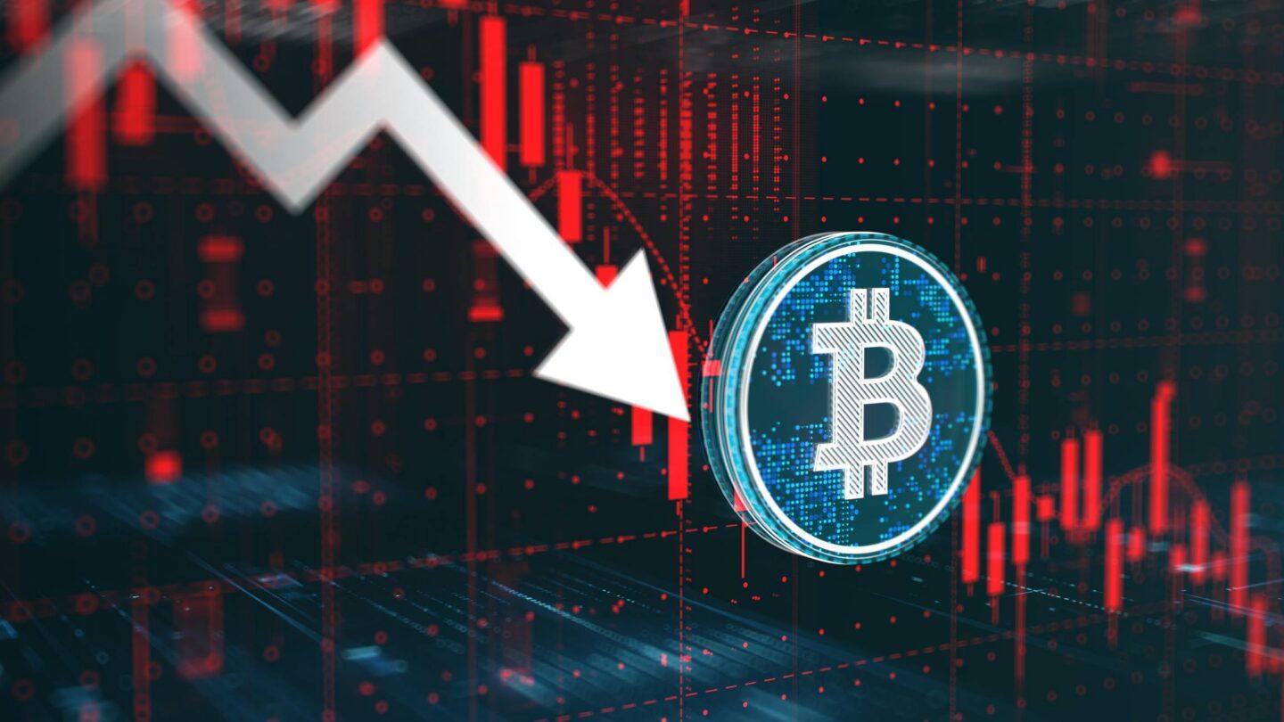Logo Bitcoina na tle obrazu spadającego kursu