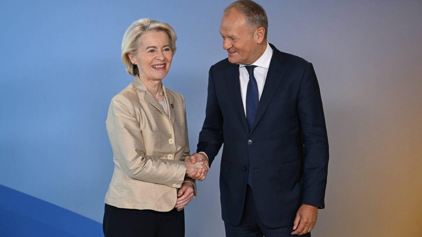 Premier RP Donald Tusk (z prawej) oraz przewodnicząca Komisji Europejskiej Ursula Von der Leyen