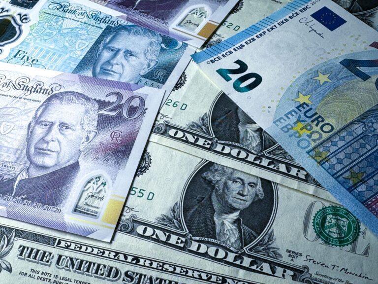 Banknoty - dolar, euro, funt