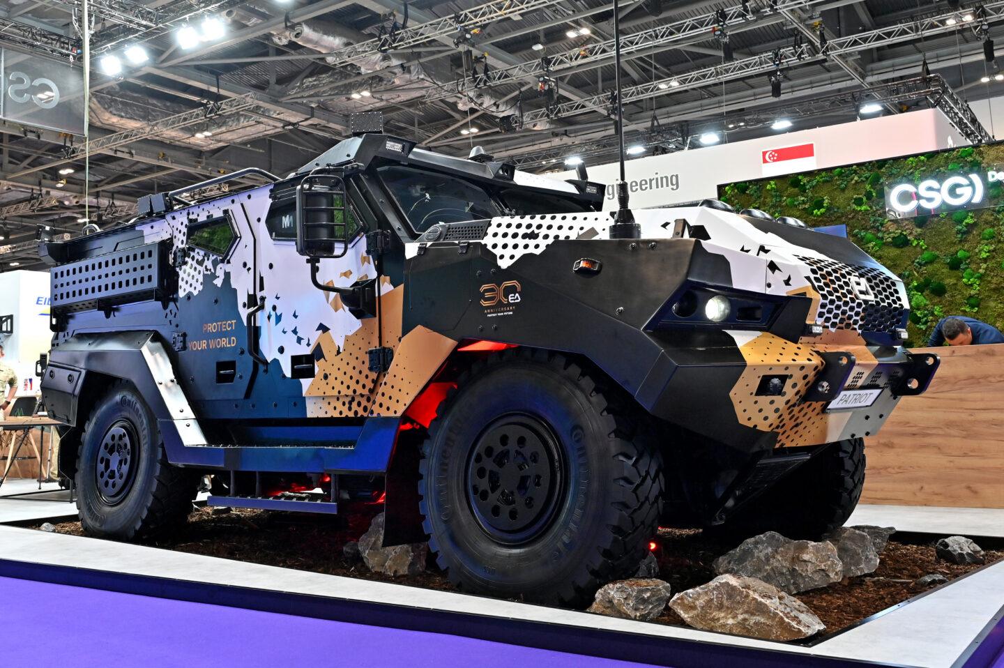 Pojazd opancerzony średniej klasy Patriot czeskiej firmy Excalibur Army prezentowany podczas targów Security Equipment International (DSEI) w centrum wystawowym London ExCeL we września 2025 r.