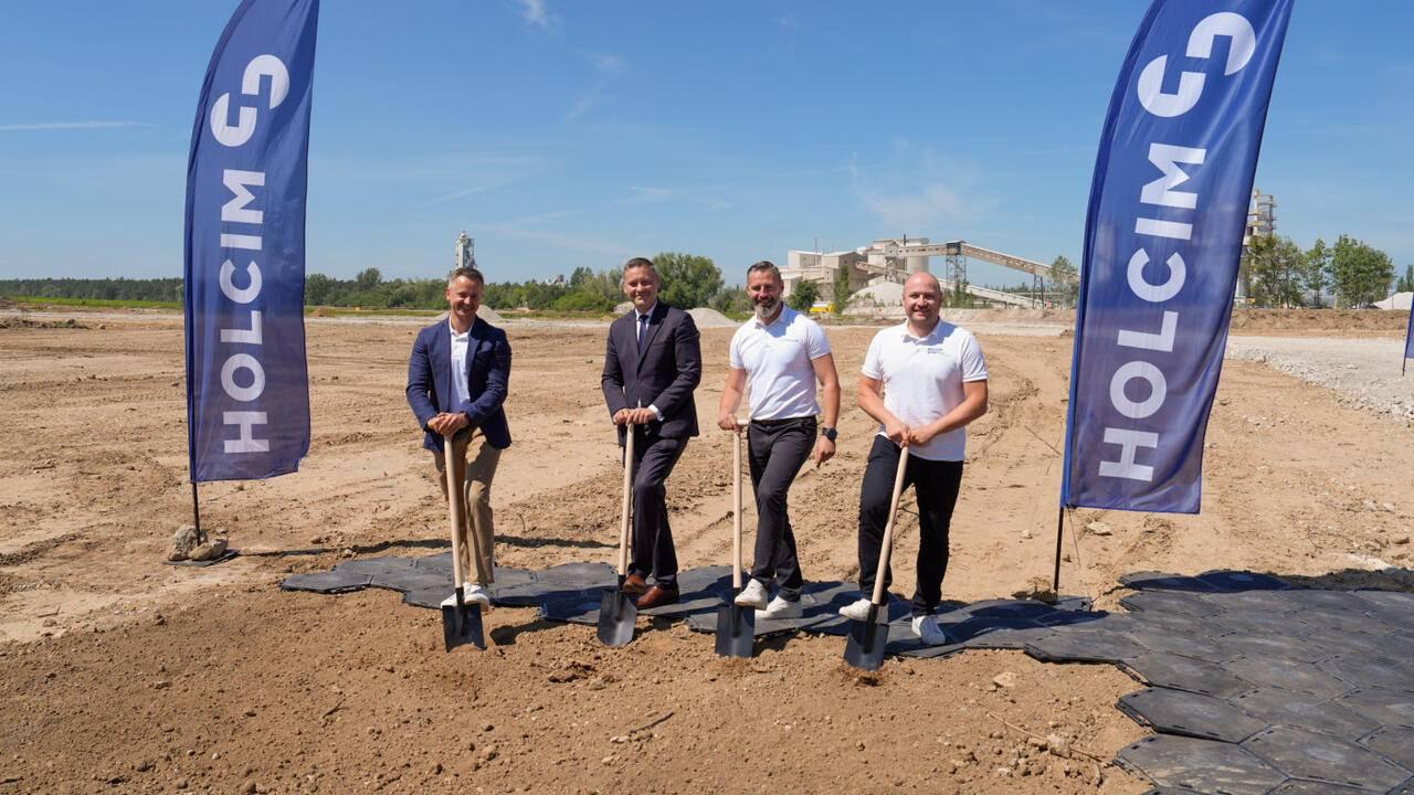 Prezes zarządu Holcim Maciej Sypek, wicewojewoda Michał Koniuch, dyrektor sprzedaży Holcim Michał Głowacki, wiceprezes zarządu Holcim Polska Dawid Robak