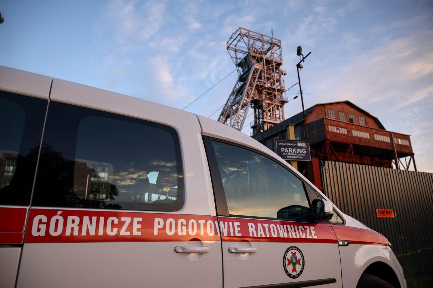Samochód Górniczego Pogotowia Ratunkowego przed kopalnią Eko-Plus