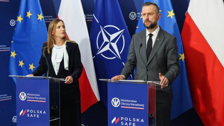Szef MON Władysław Kosiniak-Kamysz (z prawej) oraz pełnomocnik Rządu ds. SAFE Magdalena Sobkowiak-Czarnecka