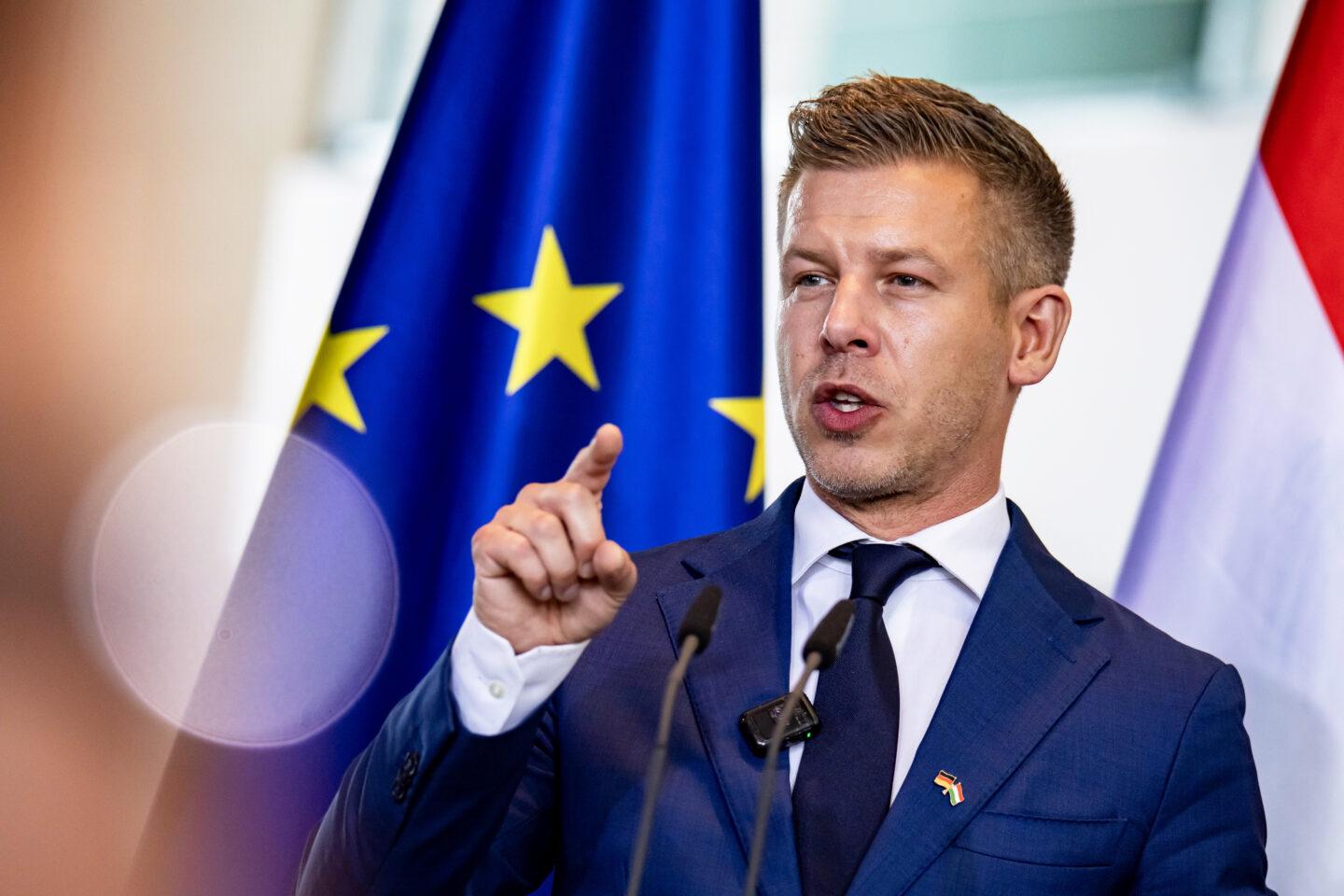 Péter Magyar, premier Węgier na tle unijnej flagi.