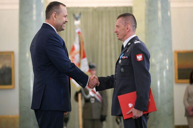 Prezydent wręcza akt mianowania generałowi dywizji pilotowi Ireneuszowi Nowakowi