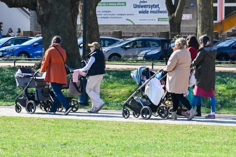 Kobiety spacerujące z wózkami dziecięcymi