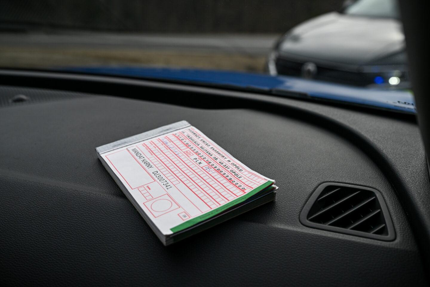Bloczek mandatów policji