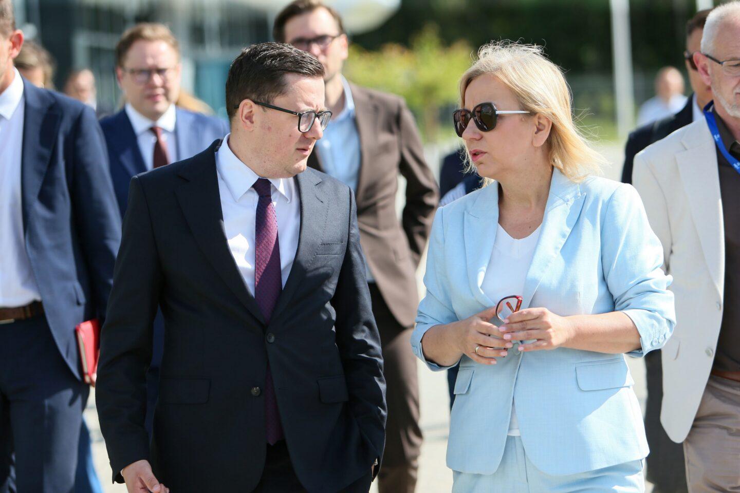 Minister energii Miłosz Motyka i ministra klimatu i środowiska Paulina Hennig-Kloska