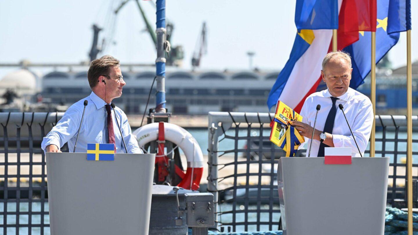 Premierzy Polski Donald Tusk (z prawej) oraz Szwecji Ulf Kristersson (z lewej) na pokładzie ORP Gen. Tadeusz Kościuszko