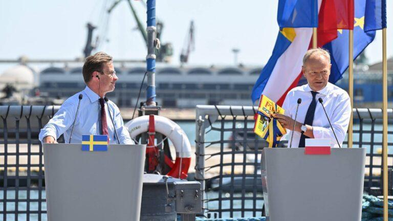 Premierzy Polski Donald Tusk (z prawej) oraz Szwecji Ulf Kristersson (z lewej) na pokładzie ORP Gen. Tadeusz Kościuszko