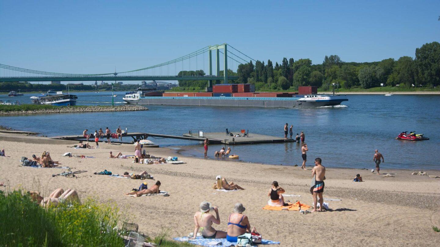 Plażowicze nad Renem w Rodenkirchen w trakcie fali upałów pod koniec maja 2026 r.