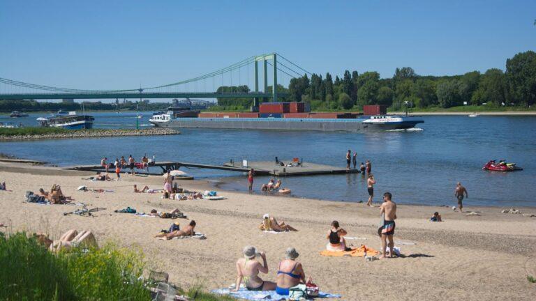 Plażowicze nad Renem w Rodenkirchen w trakcie fali upałów pod koniec maja 2026 r.