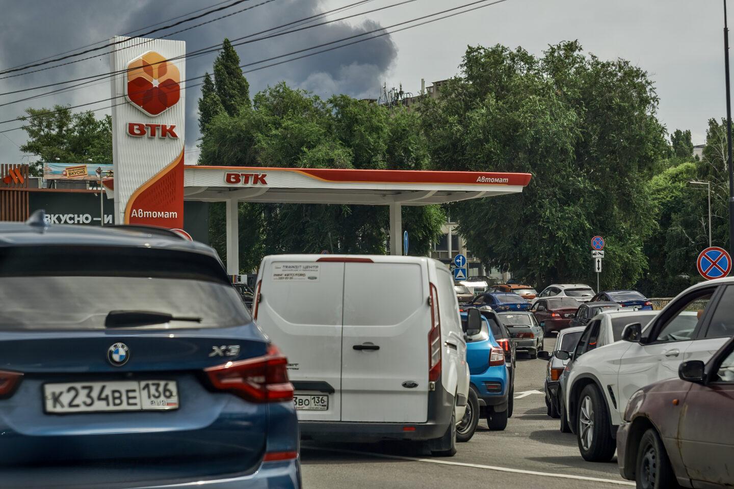 Kolejka samochodów przed jedna z rosyjskich stacji benzynowych.