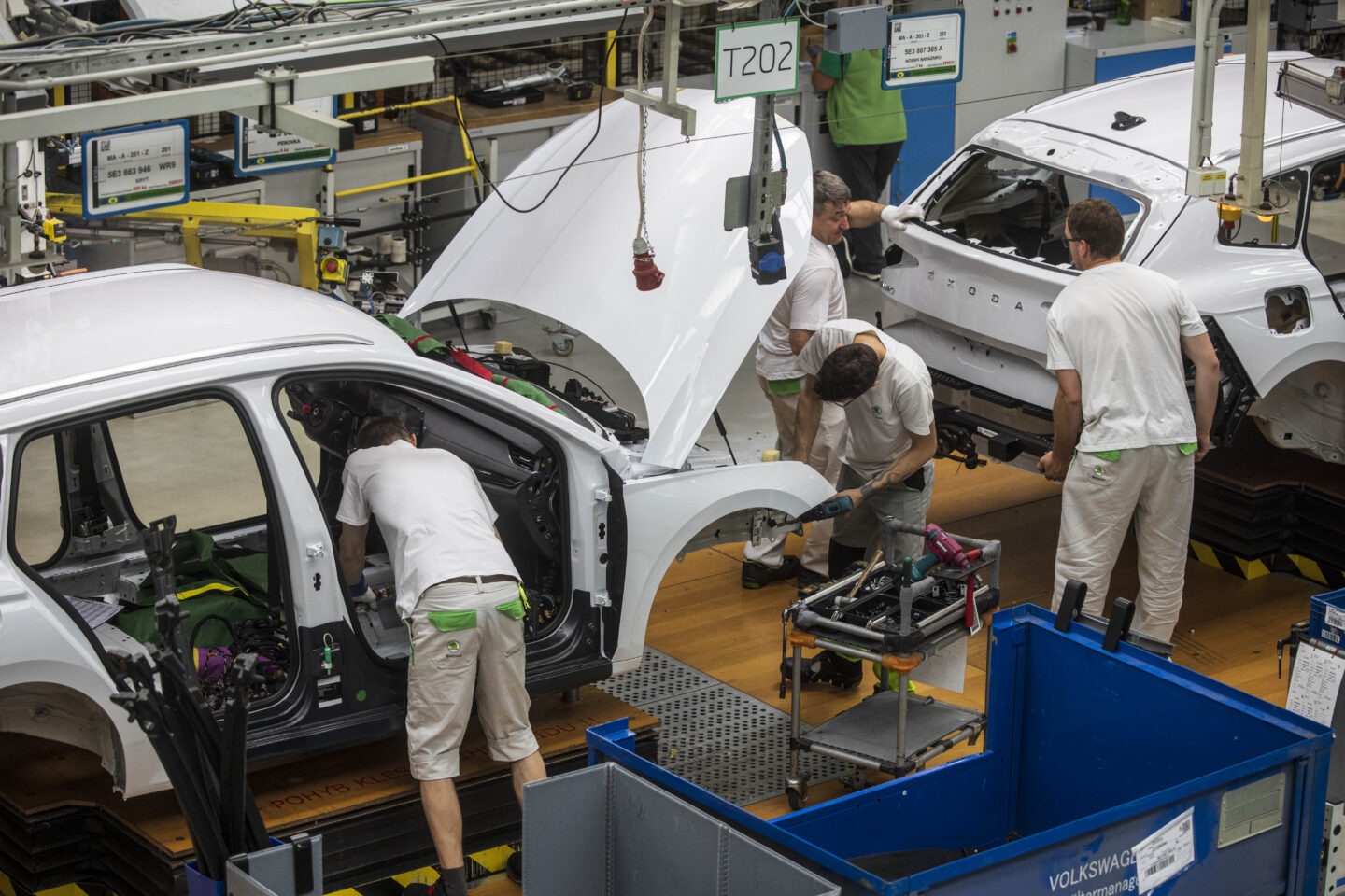 Pracownicy fabryki Škoda Auto w Mlada Boleslav w Czechach montują samochody na linii produkcyjnej.