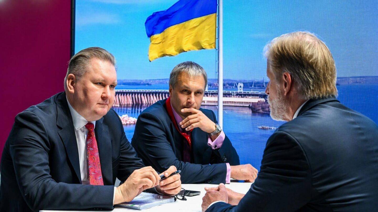 Wicepremier Ukrainy Taras Kaczka (pierwszy z lewej) rozmawia z Jeffem Bullwinkelem, wiceprezesem Microsoft EMEA (z prawej)