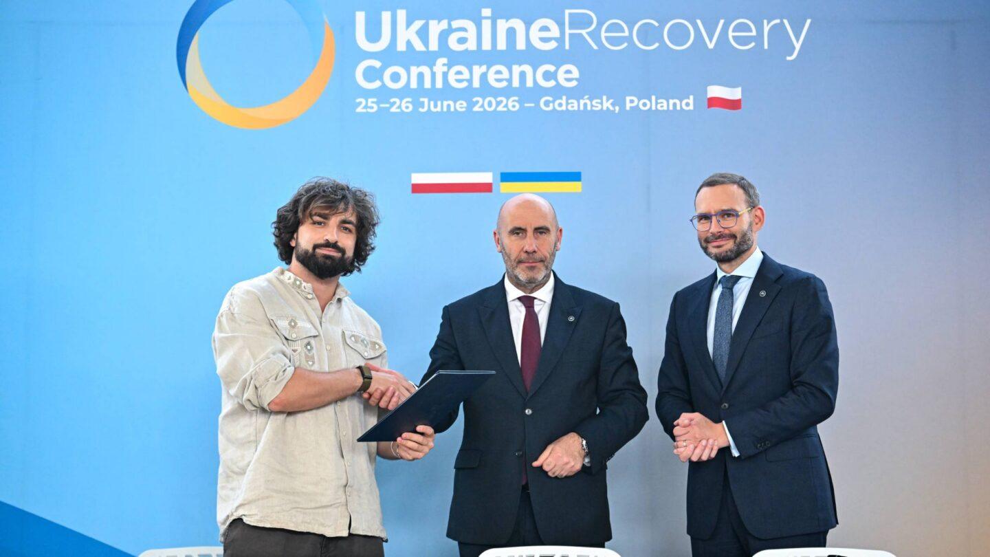 Prezes zarządu PGZ Adam Leszkiewicz (w środku), wiceprezes PGZ Jan Grabowski (z prawej) i prezes TAF Industries Oleksandr Yakovenko (z lewej) na URC 2026 w Gdańsku