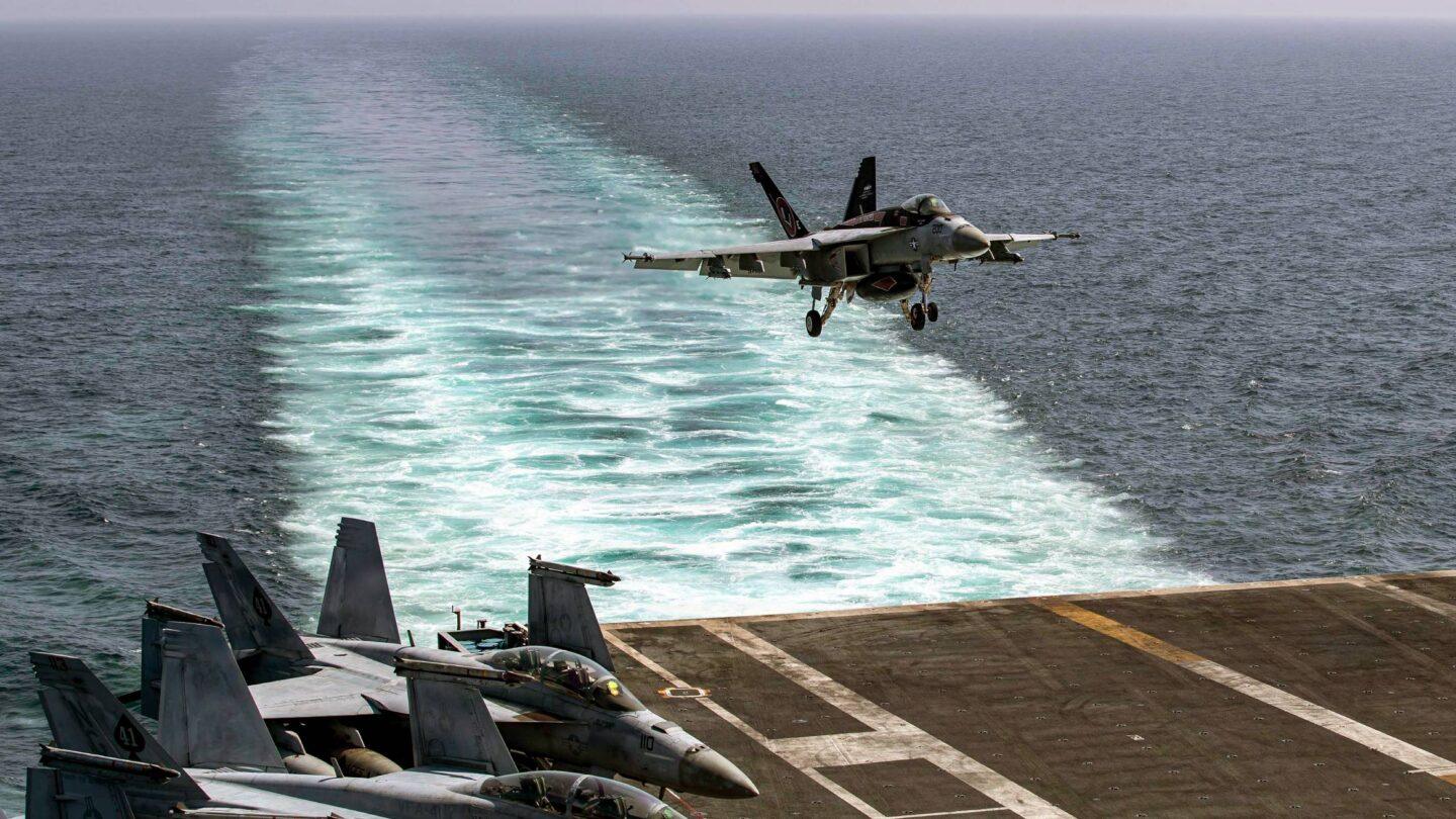 F/A-18E Super Hornet ląduje na USS Abraham Lincoln