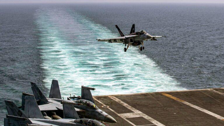 F/A-18E Super Hornet ląduje na USS Abraham Lincoln