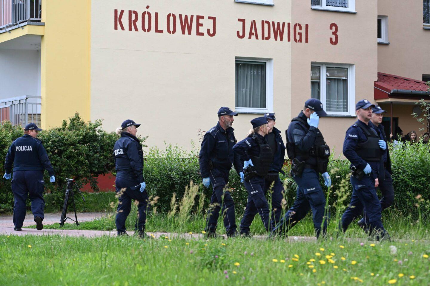 Policjanci w pobliżu miejsca zabójstwa Siemiona Skriepieckiego w Białej Podlaskiej, 15 czerwca 2026 r.