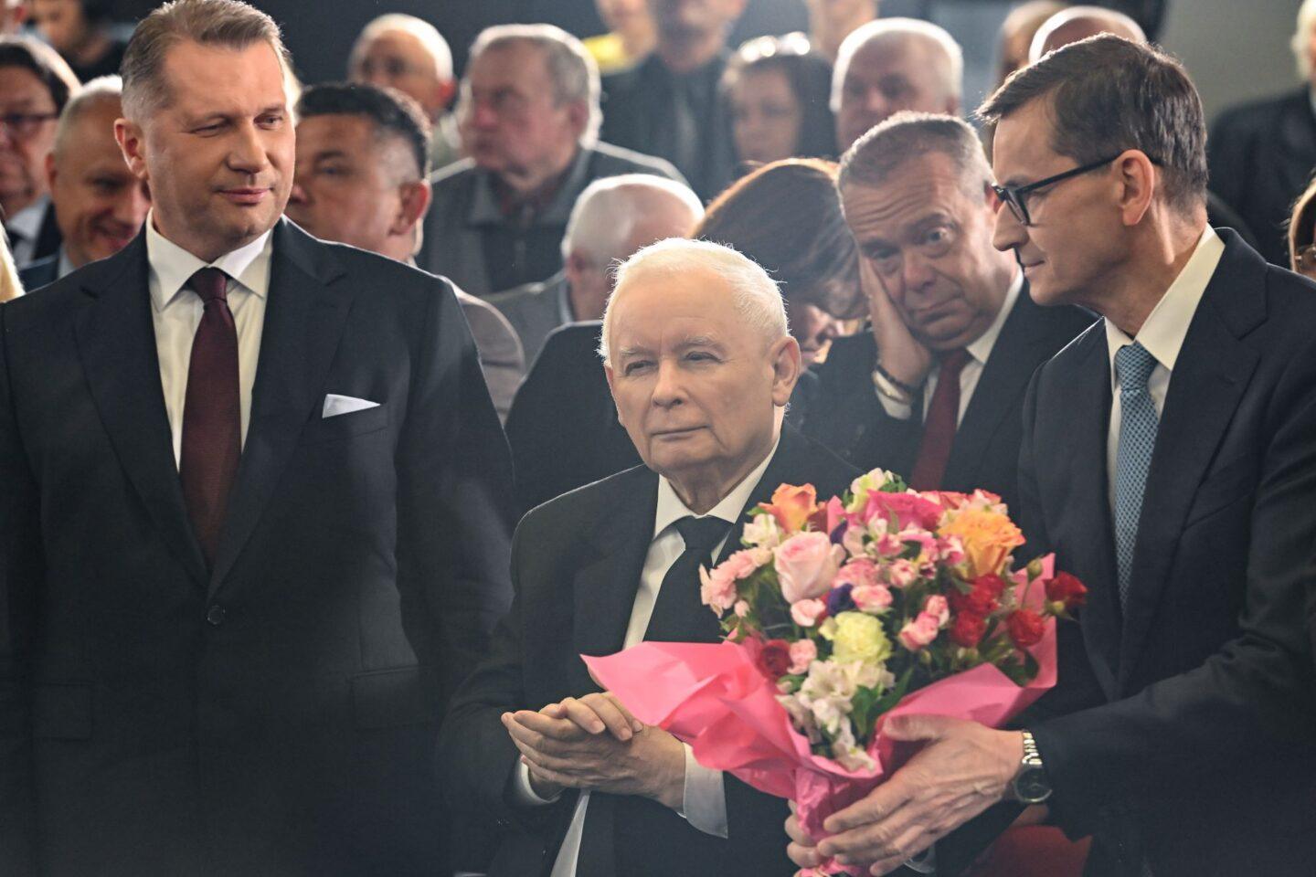 Od lewej Przemysław Czarnek, prezes PiS Jarosław Kaczyński oraz Mateusz Morawiecki w maju 2026 r.