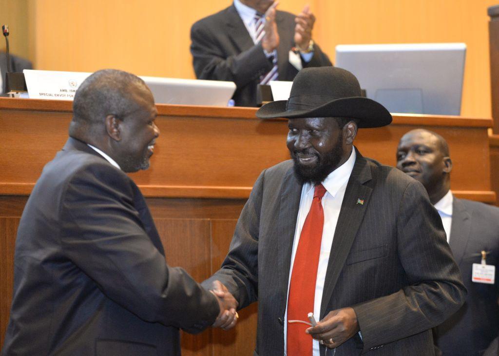 Salva Kiir oraz Riek Machar w trakcie podpisywania porozumień pokojowych w 2018 r.