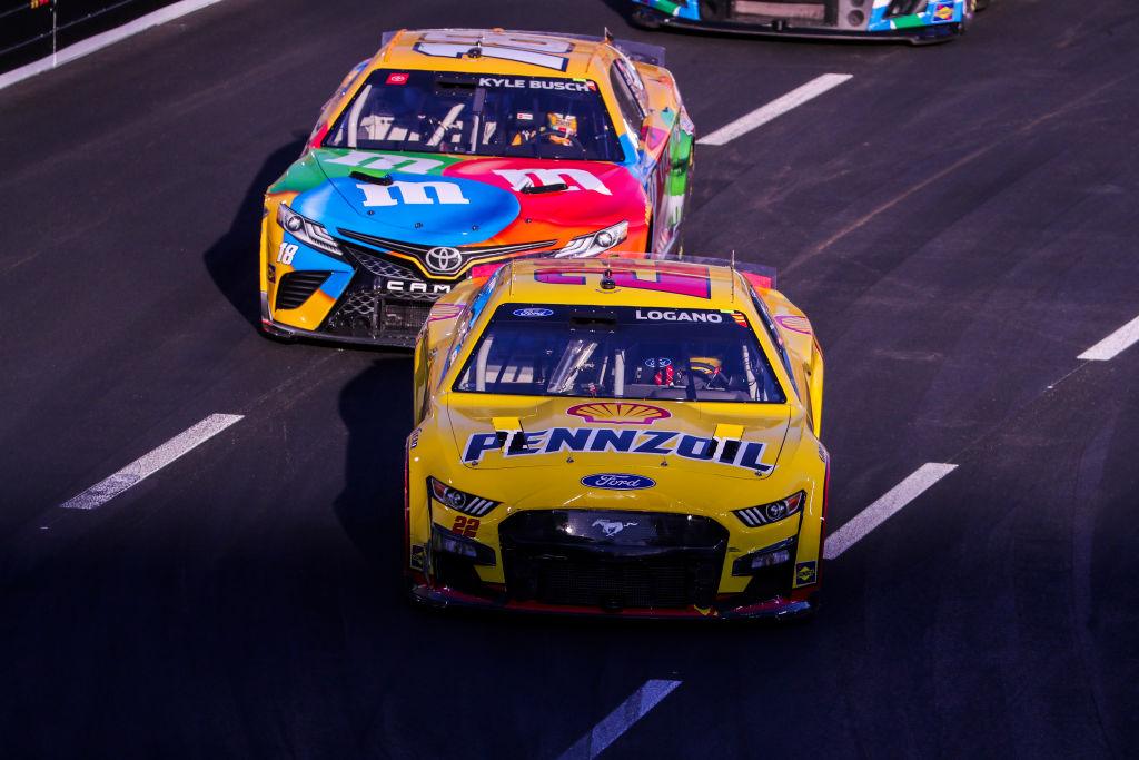 Samochody NASCAR na torze