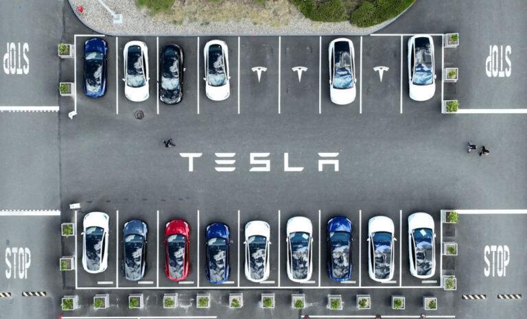 Parking z samochodami Tesla widziany w lotu ptaka