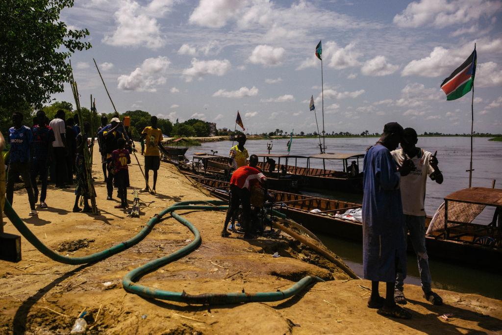Łodzie na brzegu Nilu Błękitnego w stolicy Sudanu Południowego Jubie
