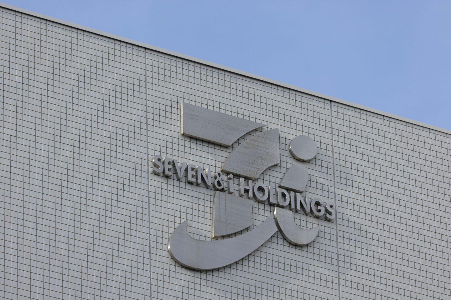 Logo Seven & i Holding na siedzibie w Tokio