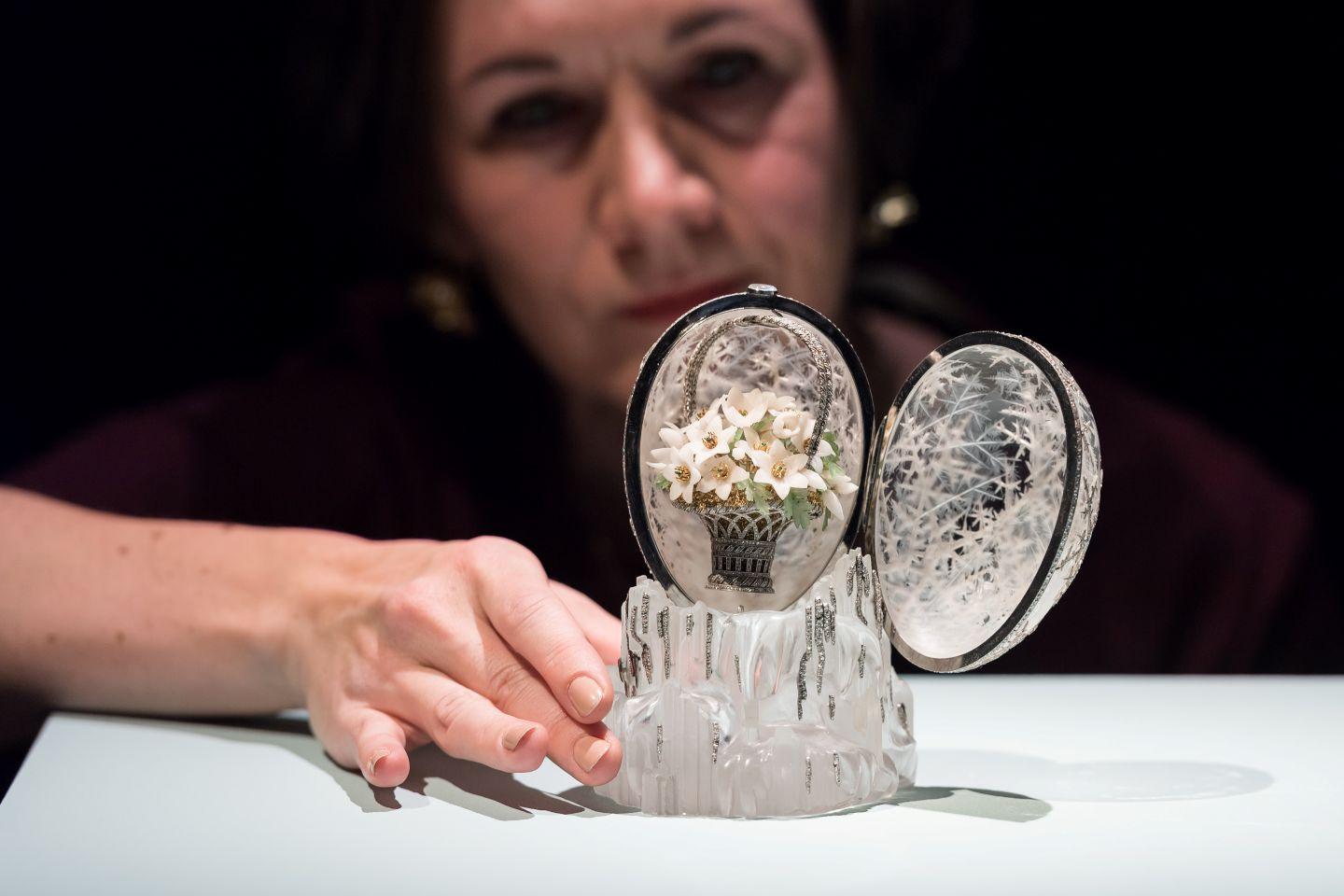 „Jajo zimowe” pochodzące z pracowni Fabergé sprzedane zostało w grudniu 2025 r. za równowartość 114 mln zł podczas londyńskiej aukcji w Christie’s. Przywodzący na myśl rzeźbę lodową projekt stanowił zamówienie cara Mikołaja II dla Marii Fiodorowny, jego matki. Jubilersko opracowane wyroby Fabergé powstające na potrzeby dworu Romanowów zalicza się do najcenniejszych na świecie przykładów rzemiosła artystycznego.
