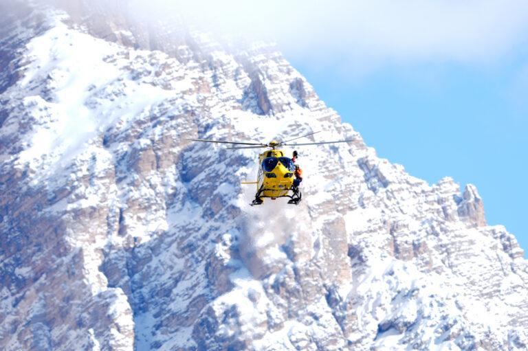 Helikopter ratunkowy w górach