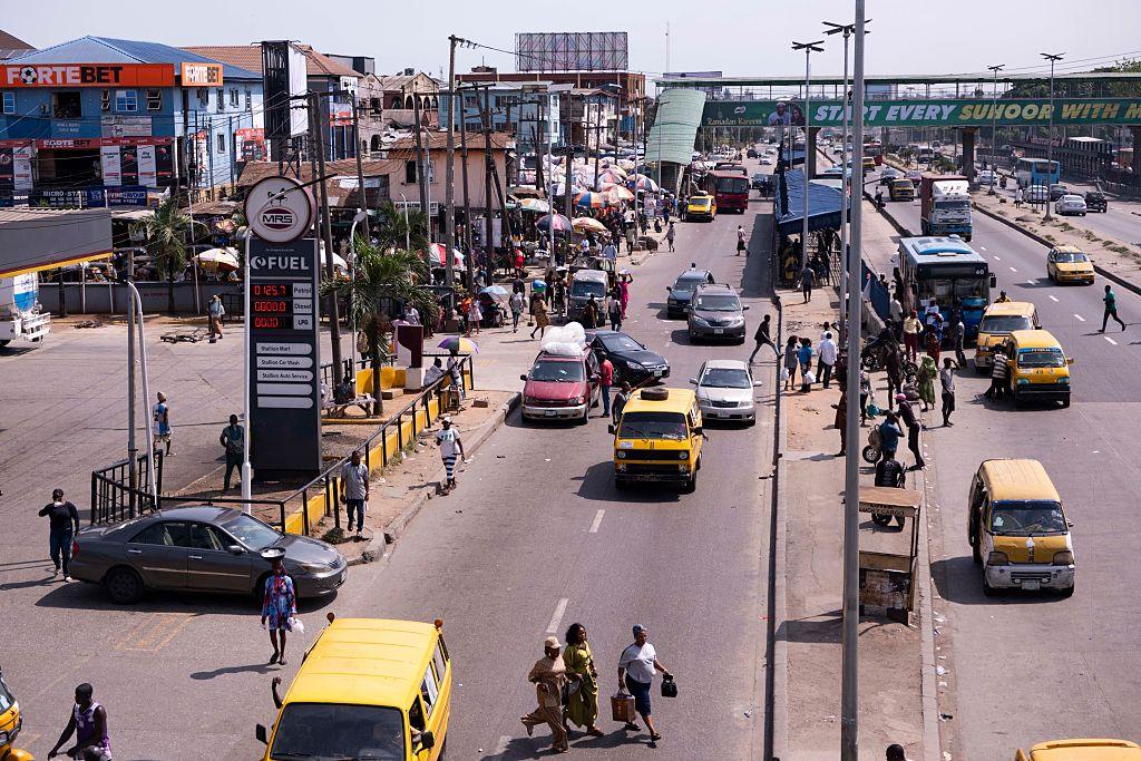Ludzie na ulicy Lagos w Nigerii