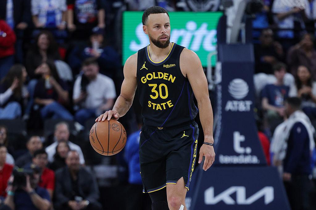 Stephen Curry w koszulce z naszywką Rakuten