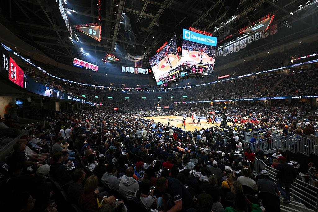 Kibice Cleveland Cavaliers podczas meczu NBA w Rocket Arena.