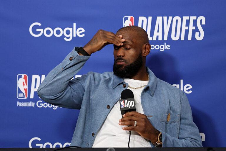 LeBron James łapie się za głowę podczas konferencji prasowej