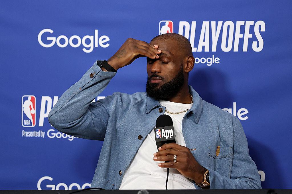 LeBron James łapie się za głowę podczas konferencji prasowej