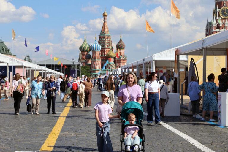 Tłum Rosjan spacerujących po Placu Czerwonym w Moskwie w czasie targów książki