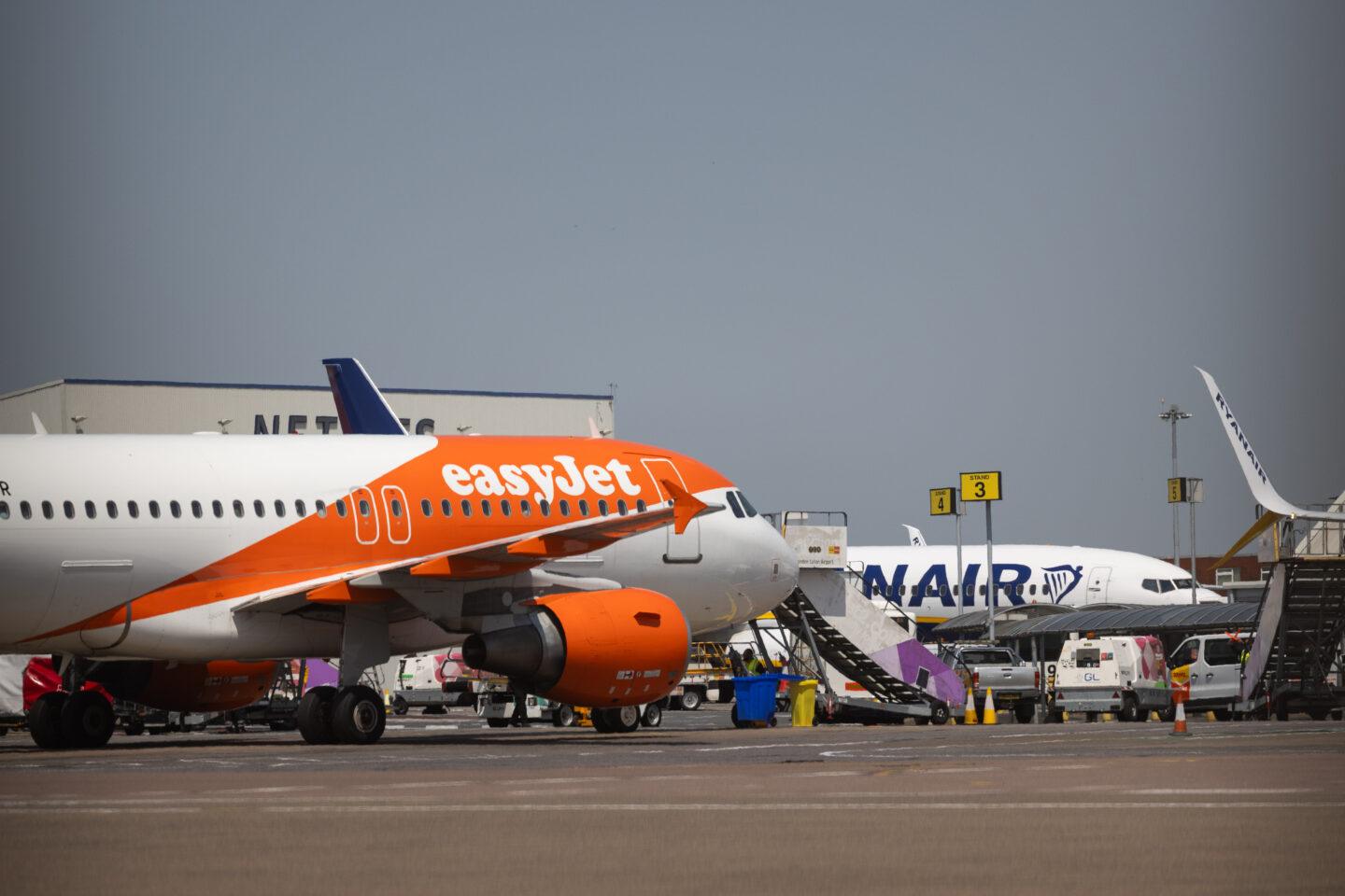 Samolot linii easyJet, za nim stoi samolot Ryanaira