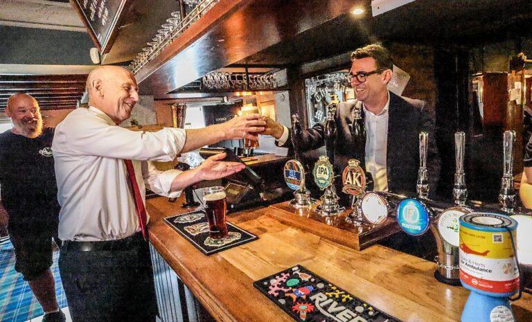 Andy Burnham w pubie