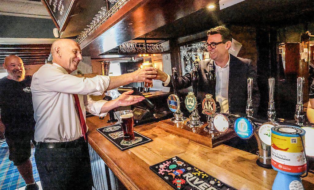 Andy Burnham w pubie