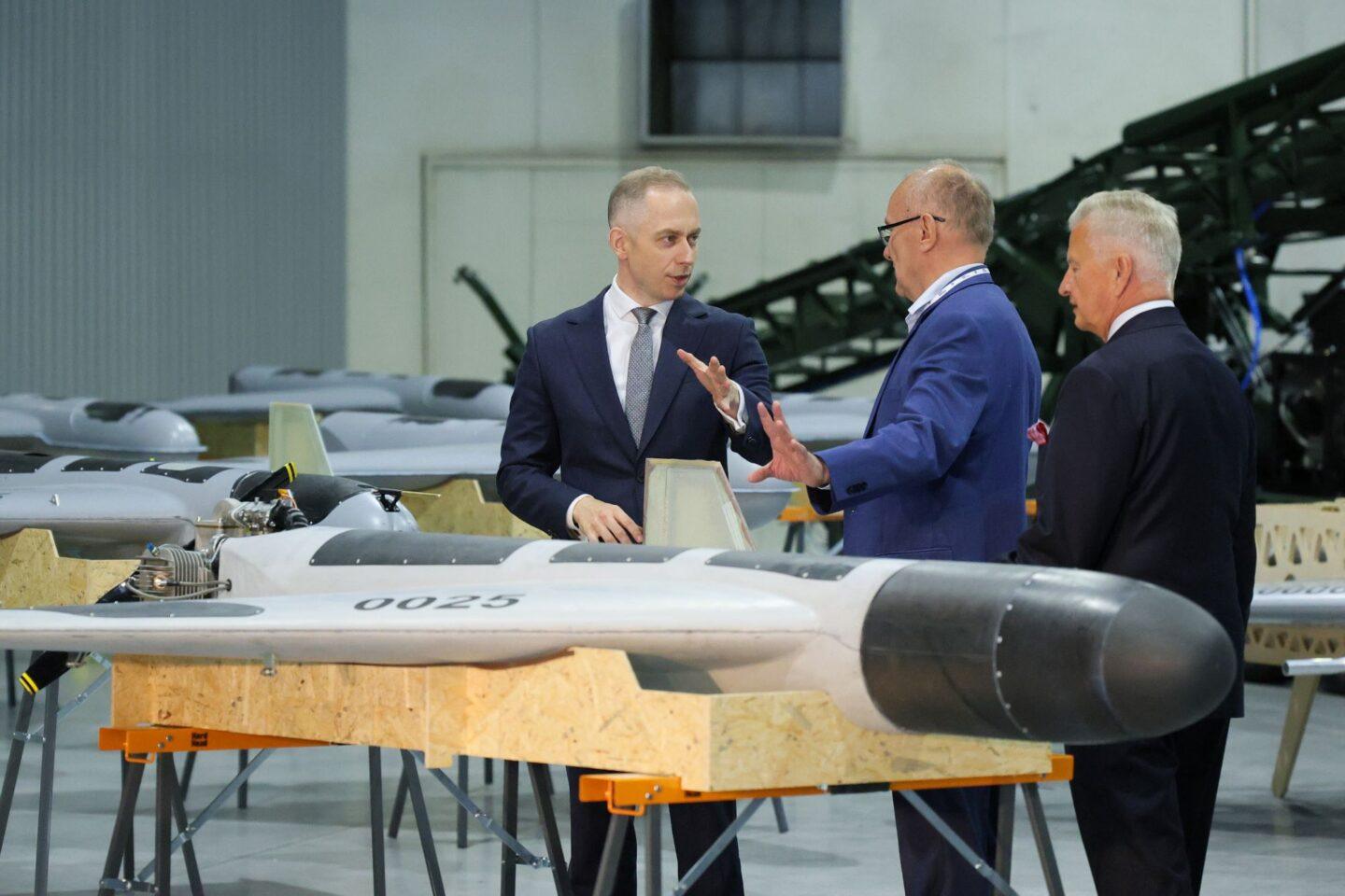 Wiceministrowie obrony narodowej Cezary Tomczyk (po lewej) i Stanisław Wziątek (po prawej) podczas prezentacji linii produkcyjnej bezzałogowych powietrznych systemów uzbrojenia w zakładzie spółki Hornet – Polskie Drony w Sochaczewie