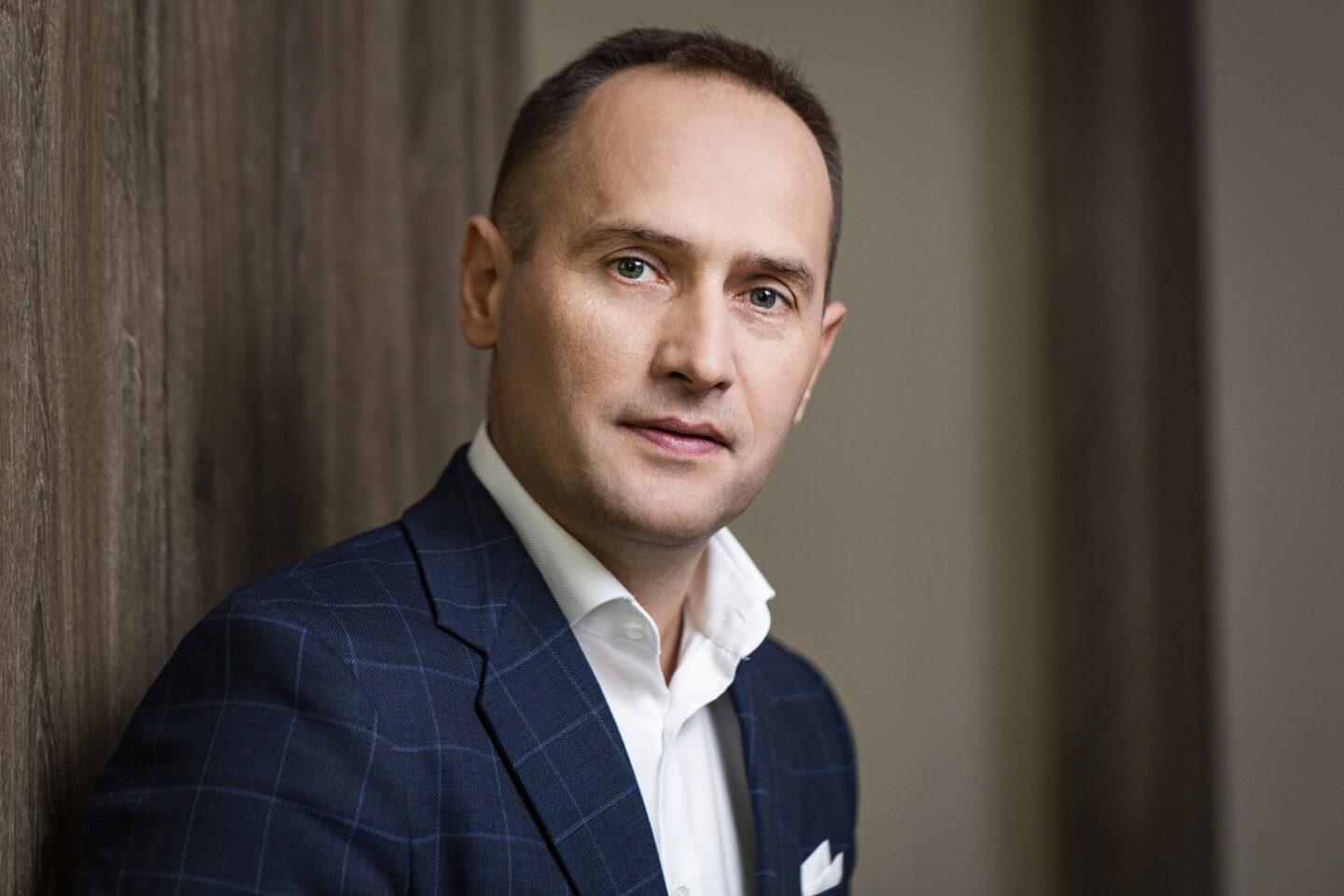 - - W 2025 r. ok. 2,1 mln ton polskiego drobiu o wartości ok. 6,6 mld euro trafiło na rynki eksportowe. Najważniejszym rynkiem pozostaje Unia Europejska i będzie nim również w przyszłości. To tam trafiają najbardziej wartościowe elementy kurczaka, przede wszystkim mięso z piersi. Jednocześnie bardzo zależy nam na rozwoju sprzedaży w Azji i Afryce. Bo z prognoz wynika, że to tam najszybciej będzie rosło zapotrzebowanie na mięso drobiowe - mówi Dariusz Goszczyński, prezes Krajowej Rady Drobiarstwa – Izby Gospodarczej/ fot. materiały prasowe