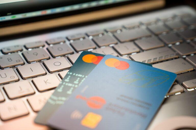 Karty Mastercard na klawiaturze laptopa