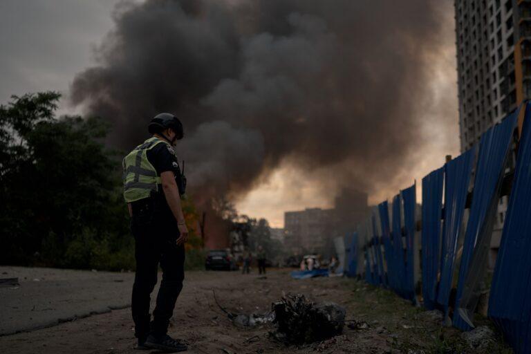 Policjant w Kijowie dokonujący inspekcji po ataku Rosji w nocy z 5 na 6 lipca 2026 r.