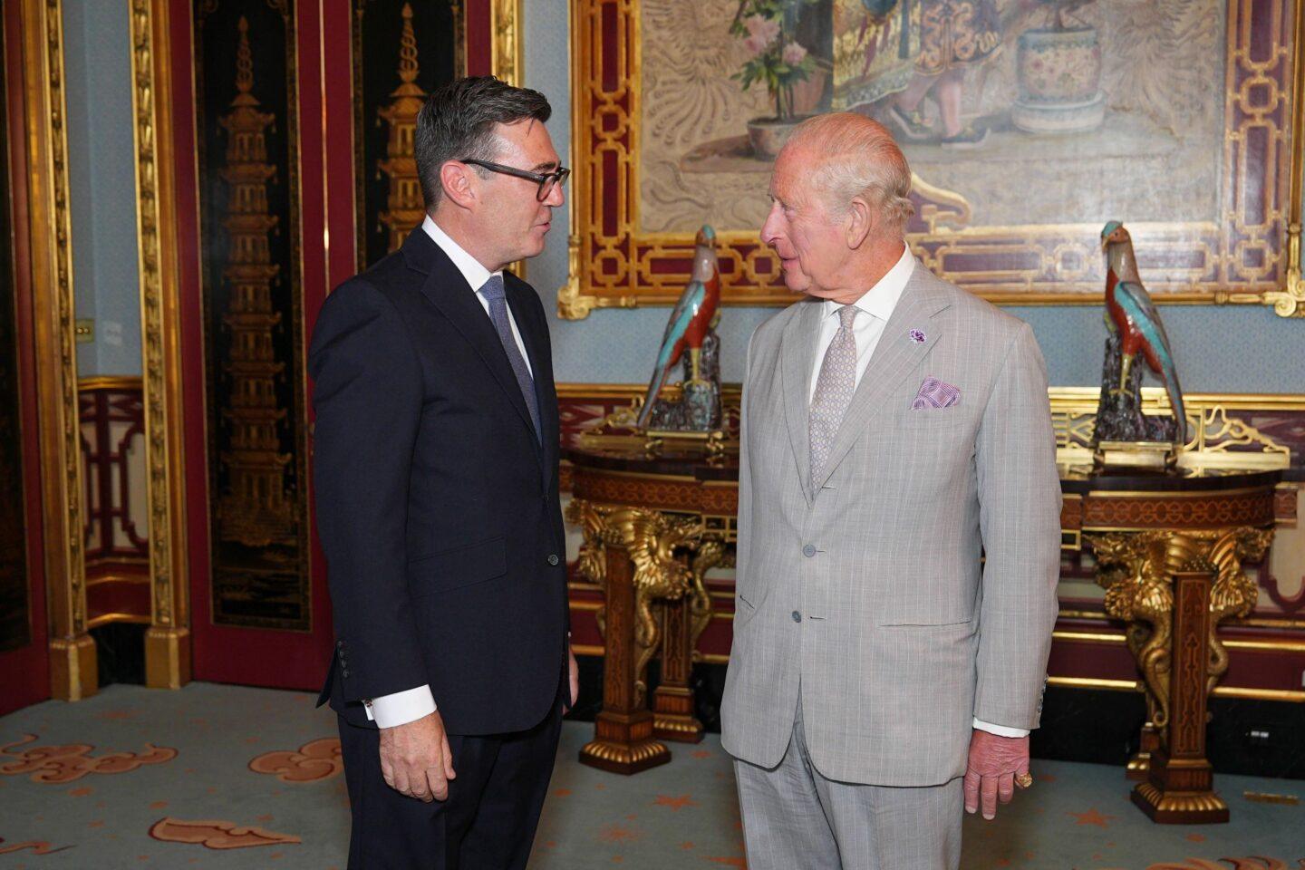 Król Karol III (P) i Andy Burnham w pałacu Buckingham