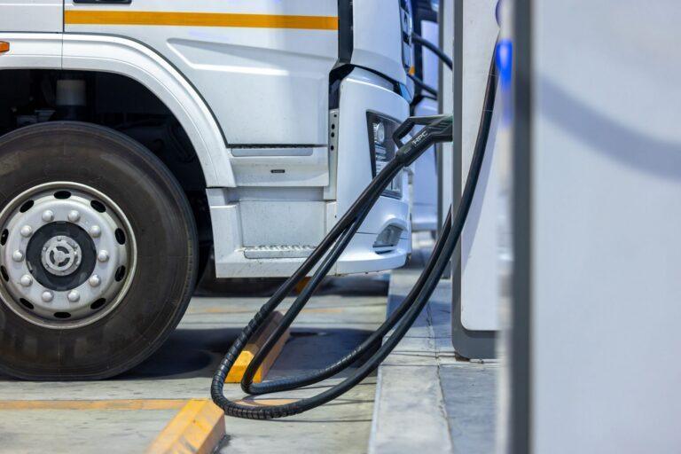 Ładowanie elektrycznej ciężarówki