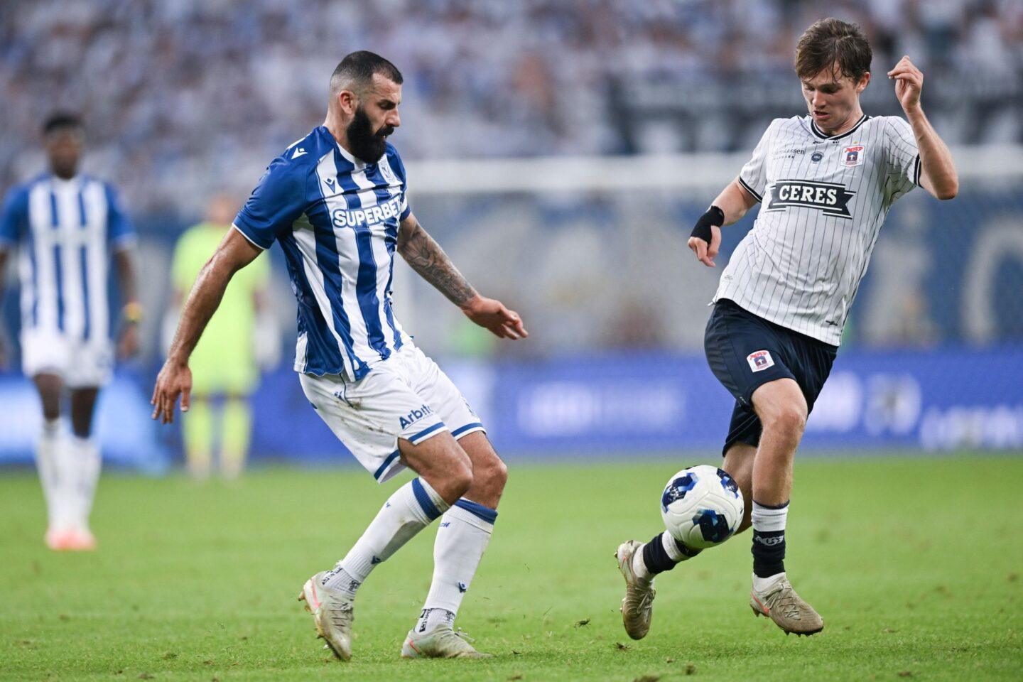 Piłkarz Lecha Poznań Mikael Ishak (L) i Magnus Knudsen (P) z Aarhus GF