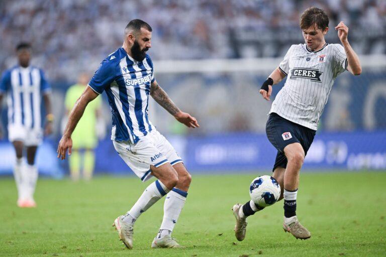 Piłkarz Lecha Poznań Mikael Ishak (L) i Magnus Knudsen (P) z Aarhus GF