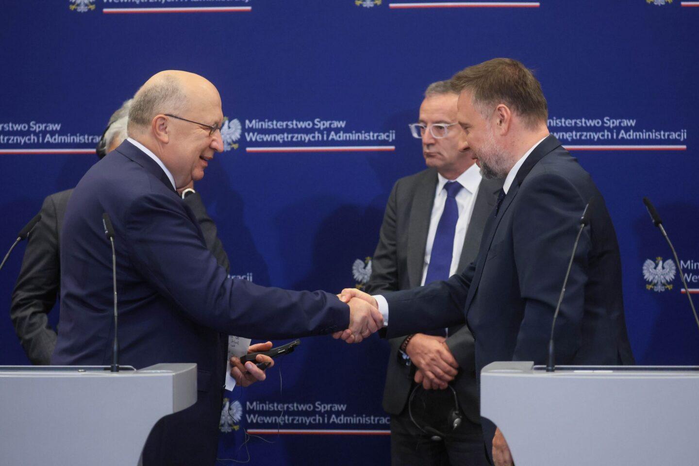 Minister spraw wewnętrznych i administracji Marcin Kierwiński (P), Europejski Komisarz ds. obrony i przestrzeni kosmicznej Andrius Kubilius (L) oraz prezes grupy Eutelsat Jean-Francois Fallacher (2P)